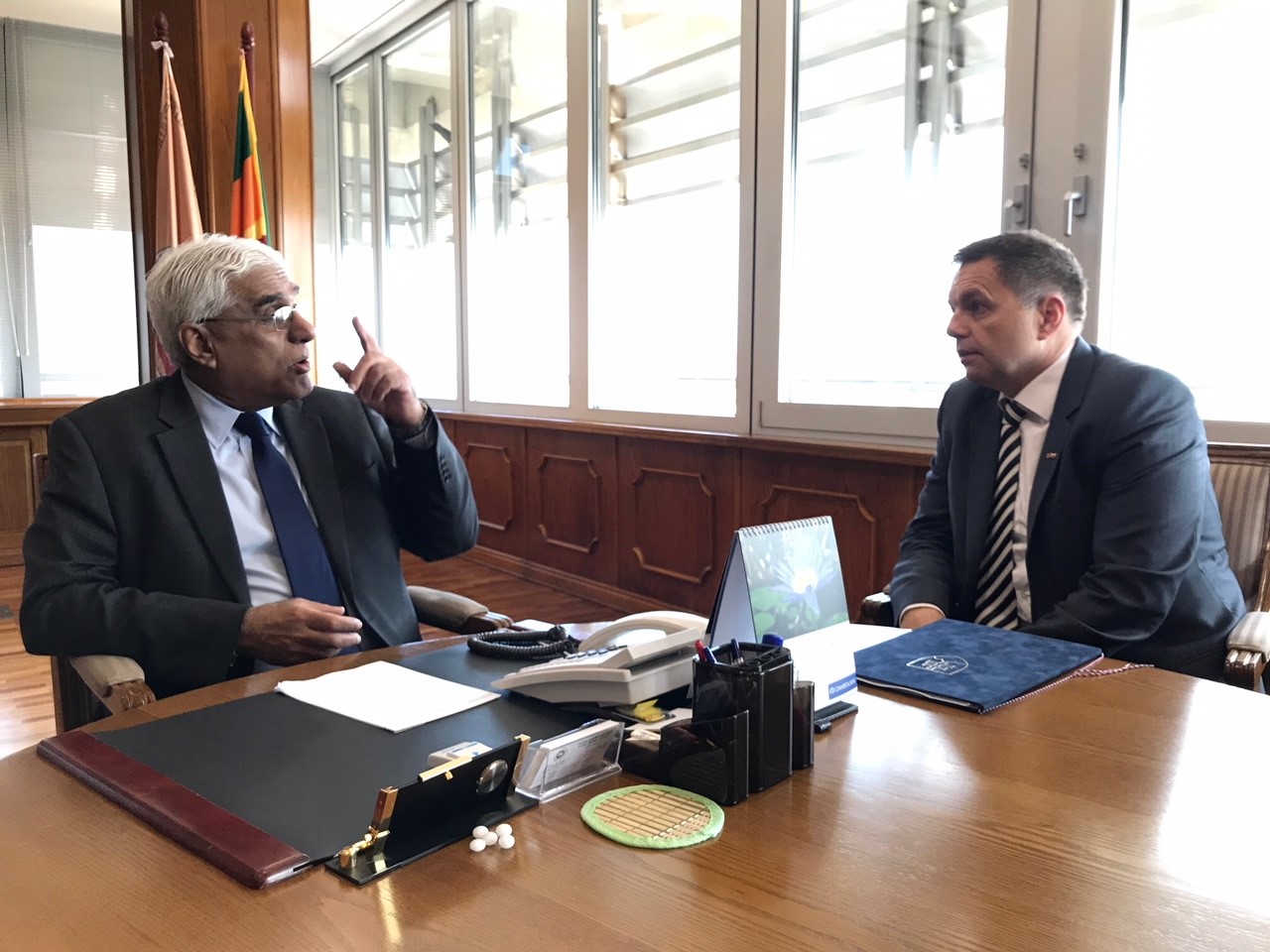 MF Kažimír s CBSL guvernérom Dr. Indrajit Coomaraswamy Mincami zo Slovenska sa platí aj na Srí Lanke
