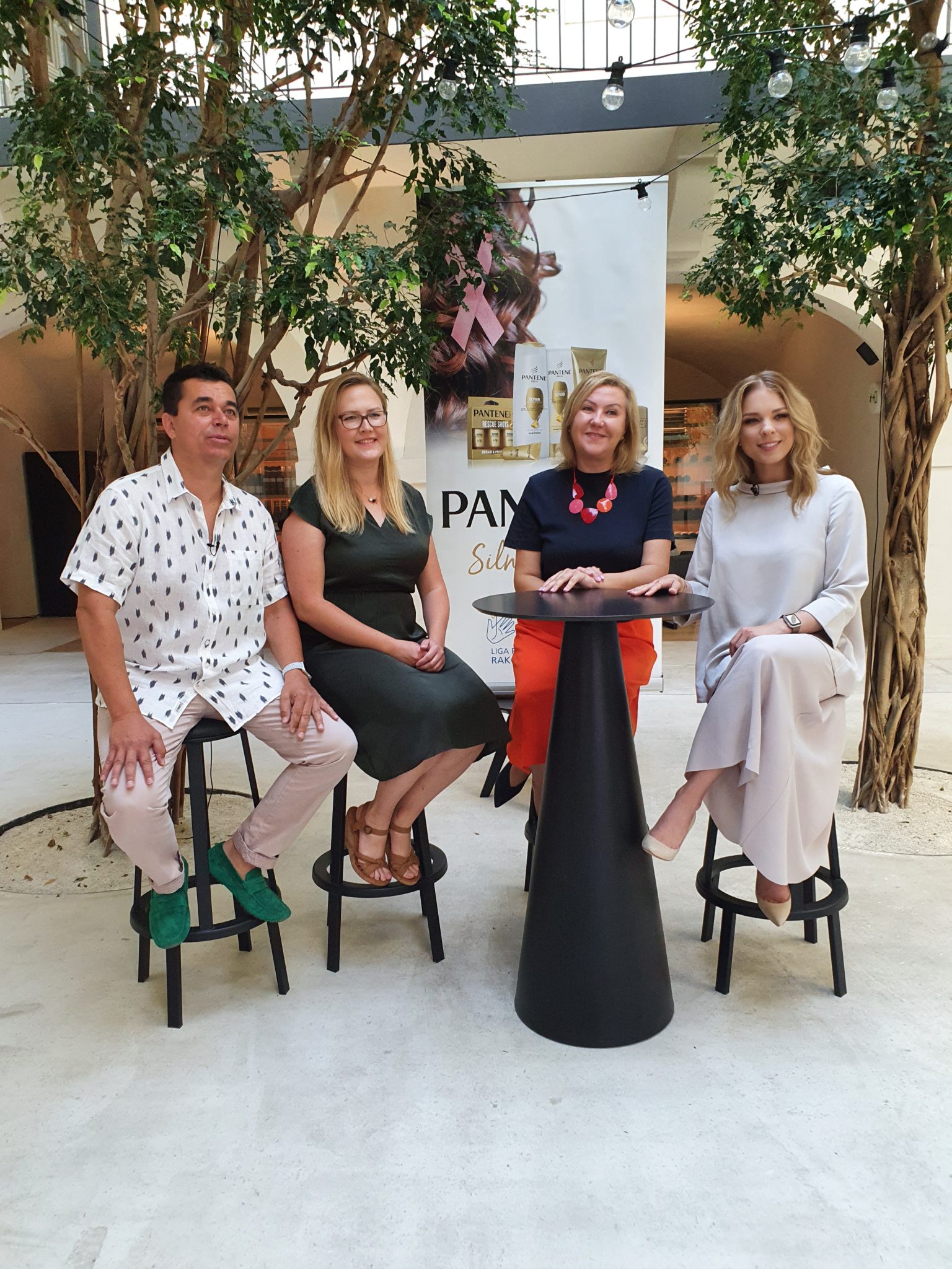 Sit Down s Veronikou Pantene Charity 1 scaled Prečo sa hovorí, že vlasy sú koruna krásy?