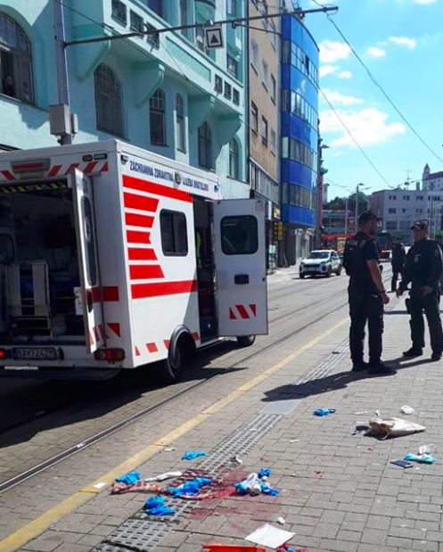 Snímka obrazovky 2019 06 01 o 9.48.16 VIDEO: “VŠETKÝCH ZABIJEM, ZABIJEM AJ POLICAJTOV,” kričal útočník. POLICAJT sa s ním neMAZNAL a strieľal