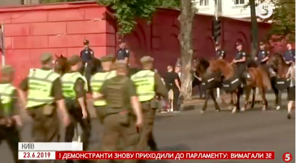 Snímka obrazovky 2019 06 23 o 16.32.47 PRAVICOVÍ extrémisti sa pokúsili narušiť pochod GAJOV a LEZIEB v Kyjeve