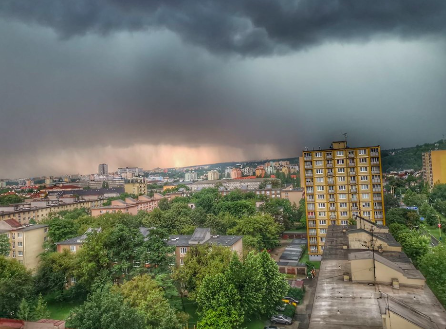 Snímka obrazovky 2019 06 29 o 14.45.06 Tisíce aút POŠKODENÝCH. Východom sa prehnala supercela s KRÚPAMI. TO musíte vidieť