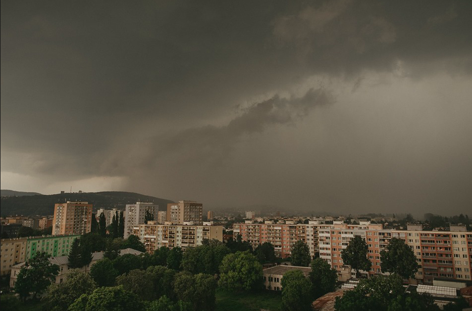 Snímka obrazovky 2019 06 29 o 14.45.12 Tisíce aút POŠKODENÝCH. Východom sa prehnala supercela s KRÚPAMI. TO musíte vidieť