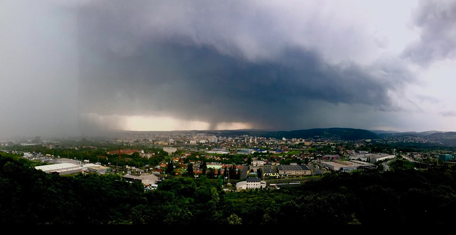 Snímka obrazovky 2019 06 29 o 14.45.18 Tisíce aút POŠKODENÝCH. Východom sa prehnala supercela s KRÚPAMI. TO musíte vidieť