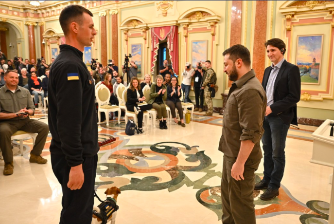 Snimka obrazovky 2022 05 09 o 8.43.48 MEDAILA pre PSA. Zelenskyy ocenil psiu pomoc z KANADY. FOTKY