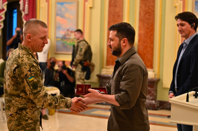 Snimka obrazovky 2022 05 09 o 8.44.14 MEDAILA pre PSA. Zelenskyy ocenil psiu pomoc z KANADY. FOTKY